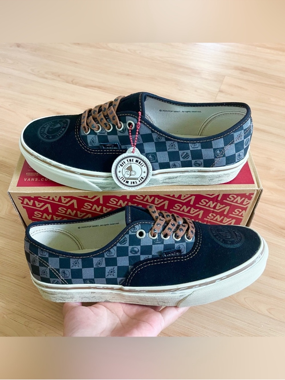 VANS & SPACE MOLLY
Authentic Shoe Black
Dachshund Brown Women 9.5
US Mens 8.0
